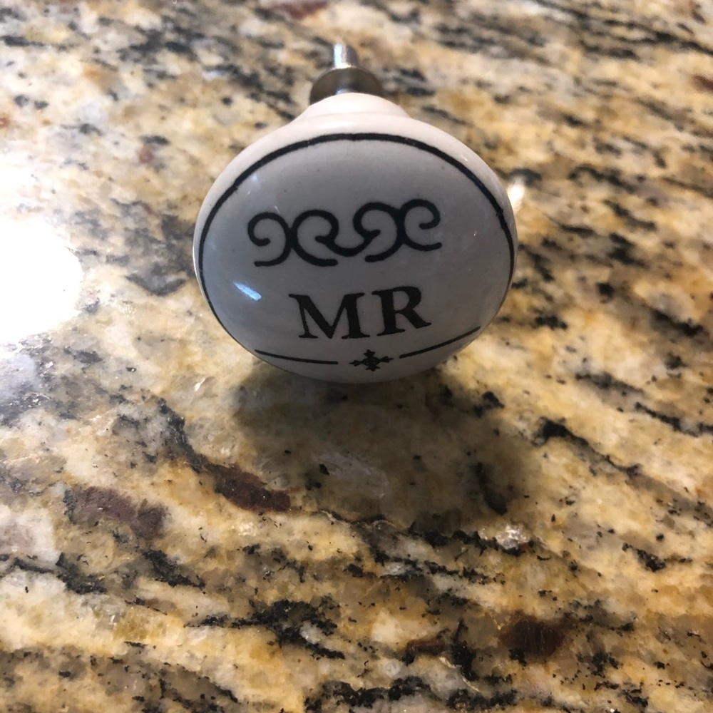 Drawer pulls/knobs - Picture 2 of 3